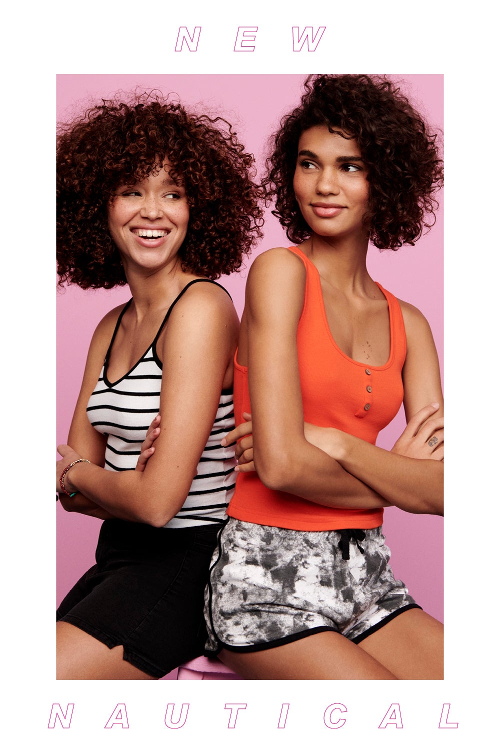 Camiseta de tirantes a rayas: 3,5 euros. Pantalón corto de punto negro: 3 euros. Camiseta de tirantes roja 3,5. Pantalón corto de punto efecto tie-dye: 3 euros. Todo de Primark.