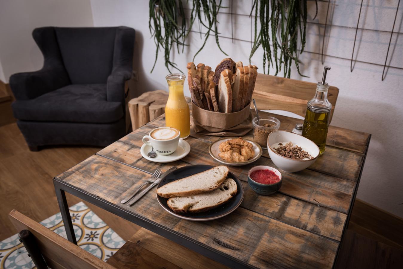 El aroma a pan recién hecho, a café molido, a chocolate y mantequilla nos dan la bienvenida a los 16 establecimientos con los que Levadura Madre cuenta en Madrid. La tradicional panadería artesana ha evolucionado para convertirse en unos confortables coffee bakeries que conservan el gusto por los productos artesanos, preparados con mimo a partir de materias primas naturales, orgánicas y de la máxima calidad.