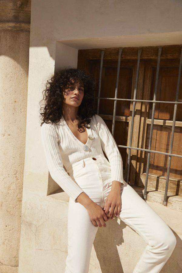 Los tops son las estrellas de la colección. Este, de punto y con escote pronunciado que se adorna con botones de concha de diferentes formas, es el modelo St Bart y tiene un precio de 120 euros. Tiene un 60% de tejido de algodón. Los pantalones también pertenecen a la colección, son los Deia (125 euros).