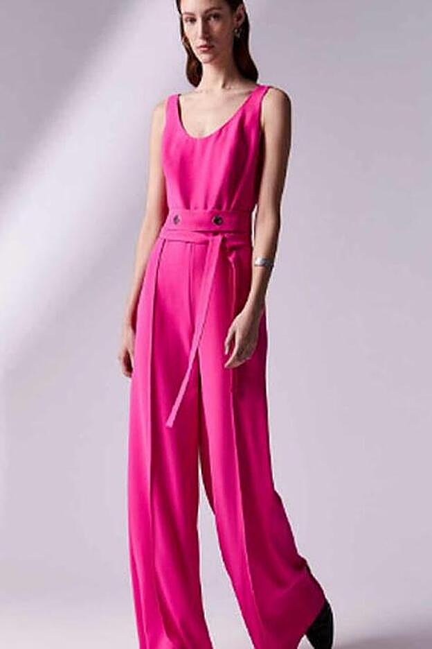 Mono de tirantes en color fucsia, Adolfo Domínguez (274 euros).