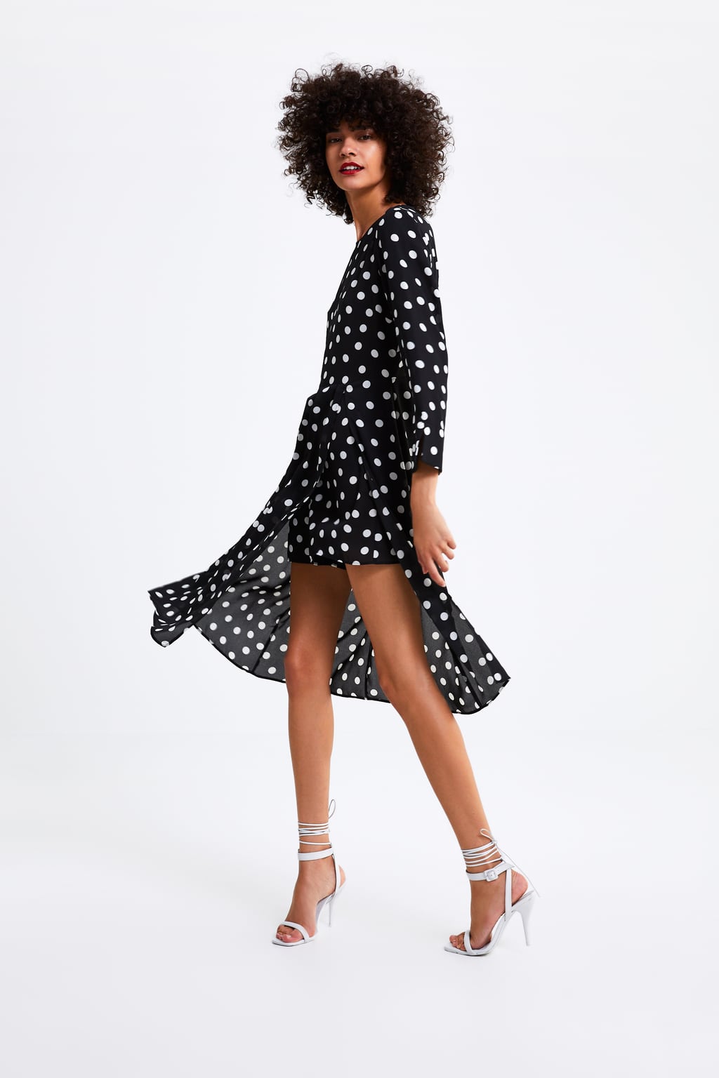 Una opción diferente a los mini y muy elegante para cualquiera de tus looks de invitada de esta primavera-verano. (39,95 euros).