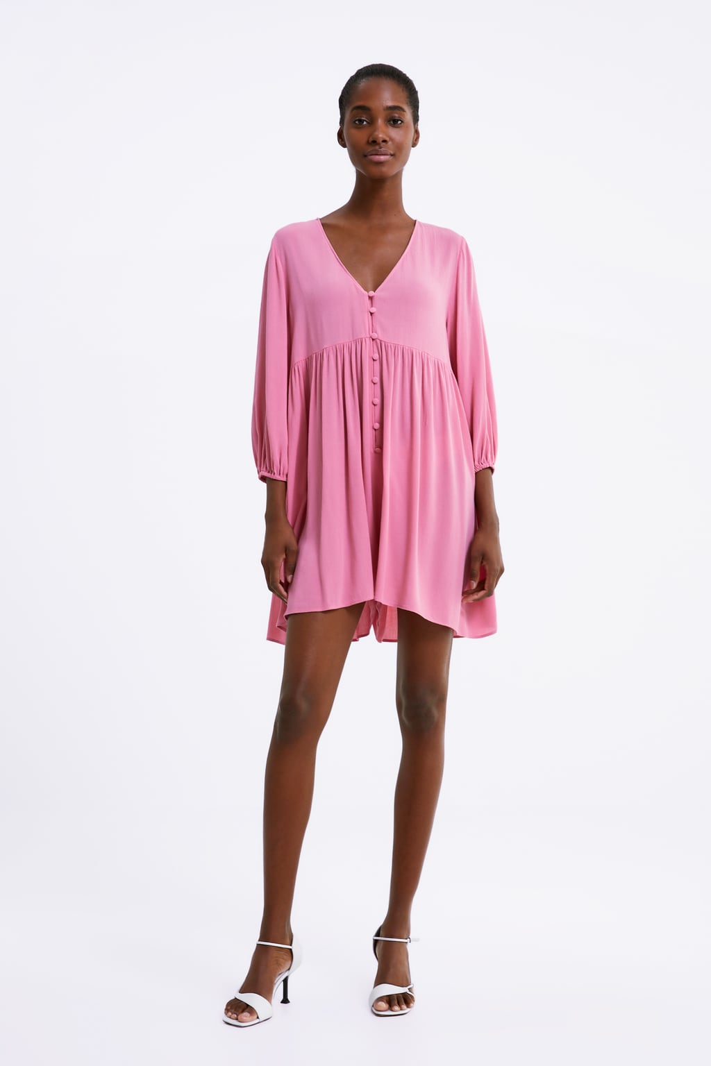 'Mono-vestido' ancho y fluido en tono rosa chicle, uno de los colores tendencia de la temporada. (29,95 euros).