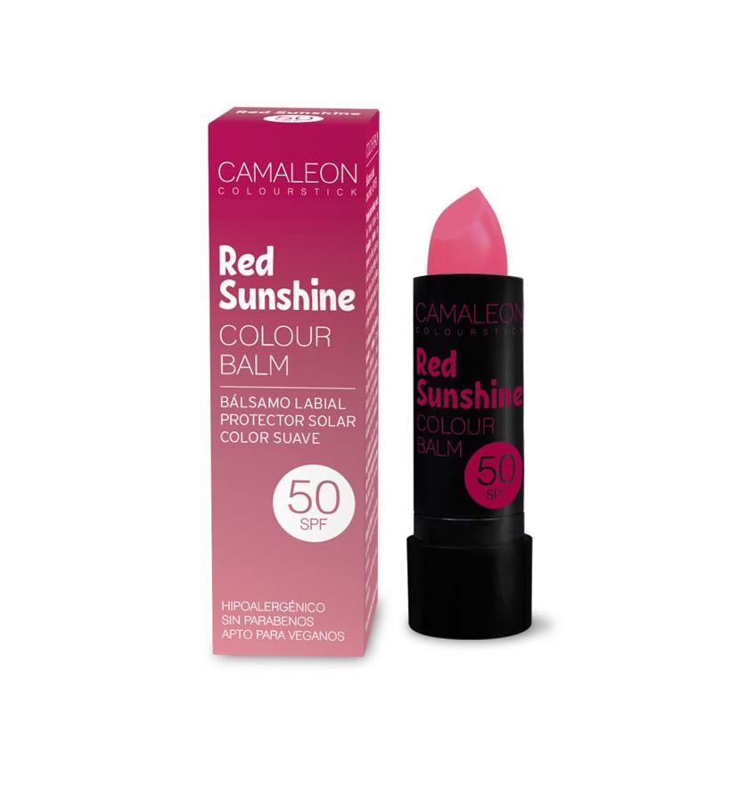 Sus ingredientes naturales aportan color, al mismo tiempo que realizan una acción reparadora y protege de los rayos del sol con su SPF 50 frente a los rayos UVB y UVA. No presenta parabenos y es hipoalergénico. Ofrece tres variedades de color suave: Brown Sugar, Pink Paradise y el de la imagen Red Sunshine, con el que no necesitas ninguna otra barra de color de labios. (6,90 €).