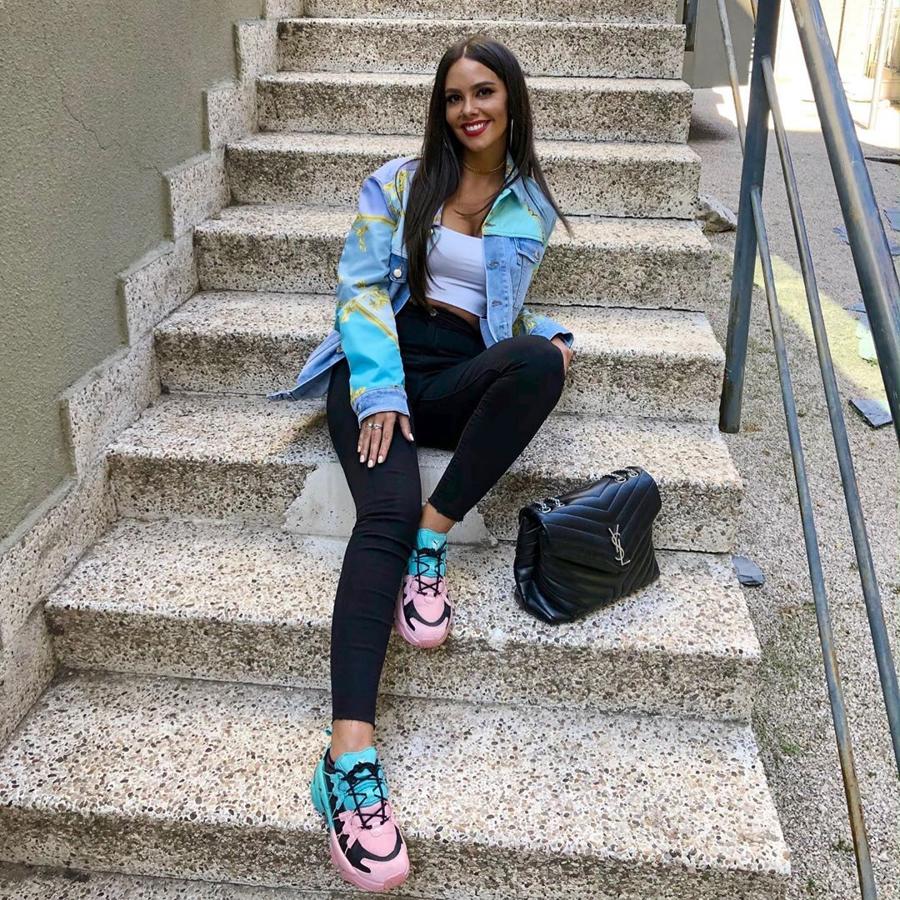 Con este look, Cristina Pedroche demostró que las cazadoras vaqueras que se llevan este otoño son las más originales. Ella escogió  esta de Versace Jeans .