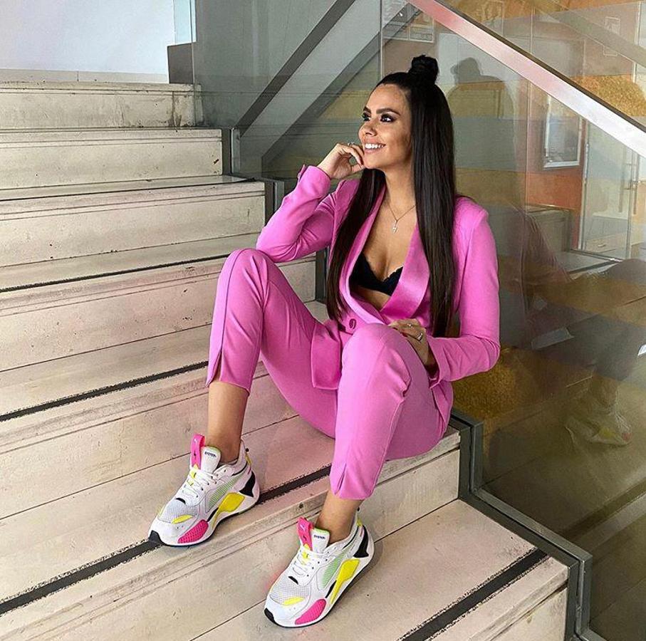 La presentadora dio con la  fórmula ganadora  y más sexy de un traje con zapatillas de su colección de Puma.