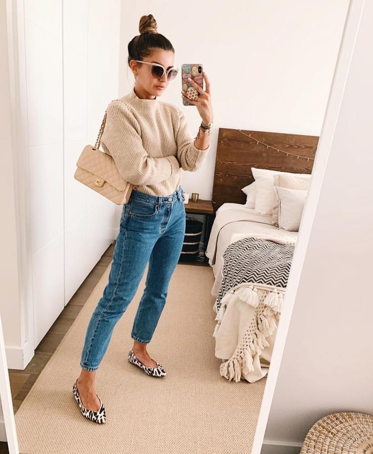 Si hay un look favorito de Alexandra Pereira, esa es la combinación de jersey, jeans y bailarinas a la que a menudo recurre la influencer. Un estilismo súper elegante y muy sencillo de copiar para nuestros lookazos esta primavera.