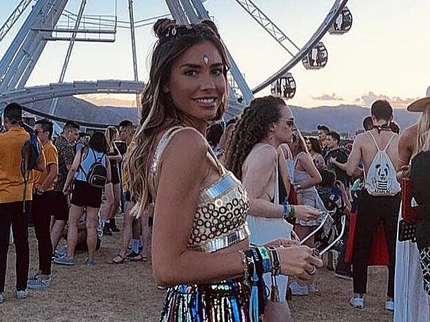 Marta Carriedo luce un look muy juvenil, con dos moñitos decorados con trenzas.