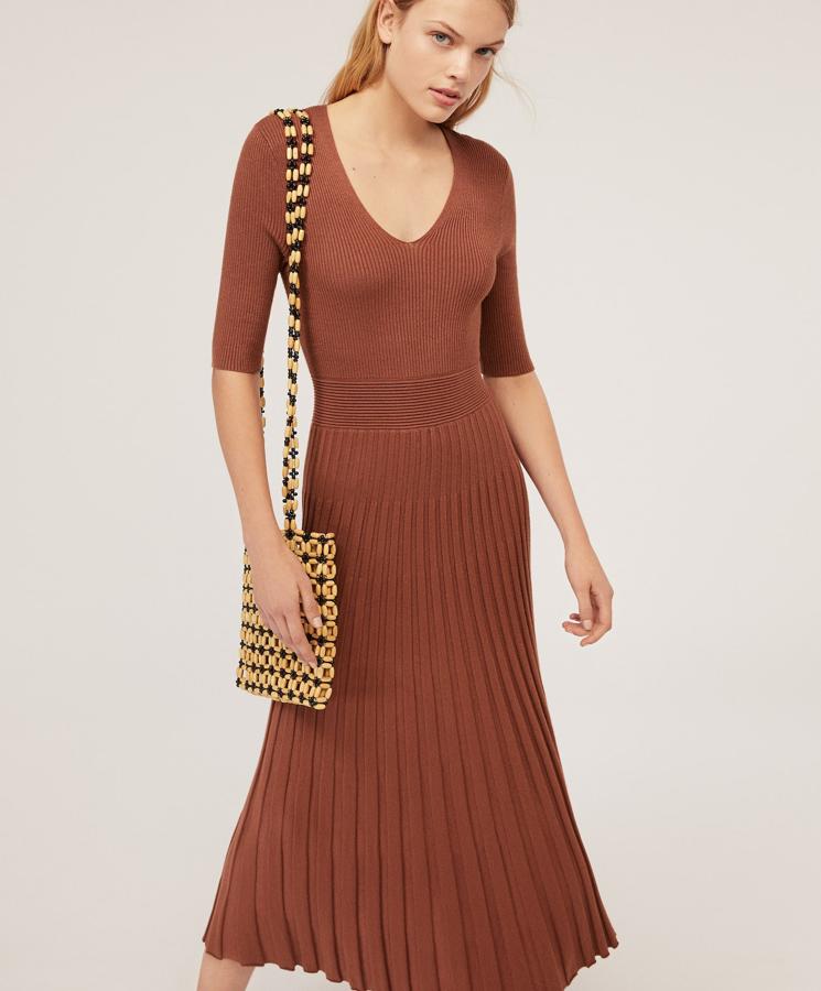 Vestido largo plisado de punto. Cuello en forma de pico y manga tres cuartos. (59,99 euros)