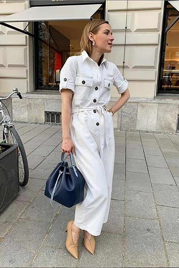 La influencer Annaa Borisovna con mono de Masimo Dutti.