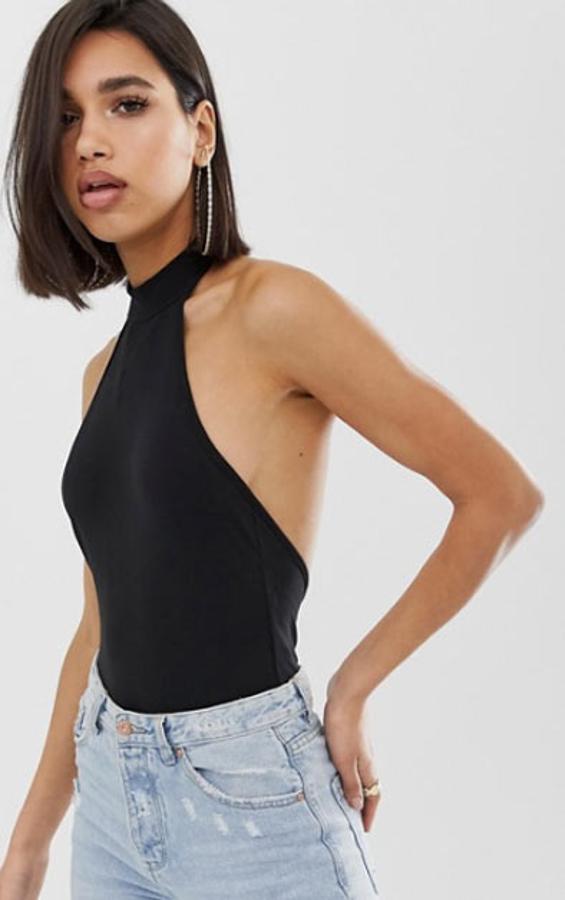 Body negro con cuello 'halter' y  escote en la espalda  bajo, 15,99 euros.