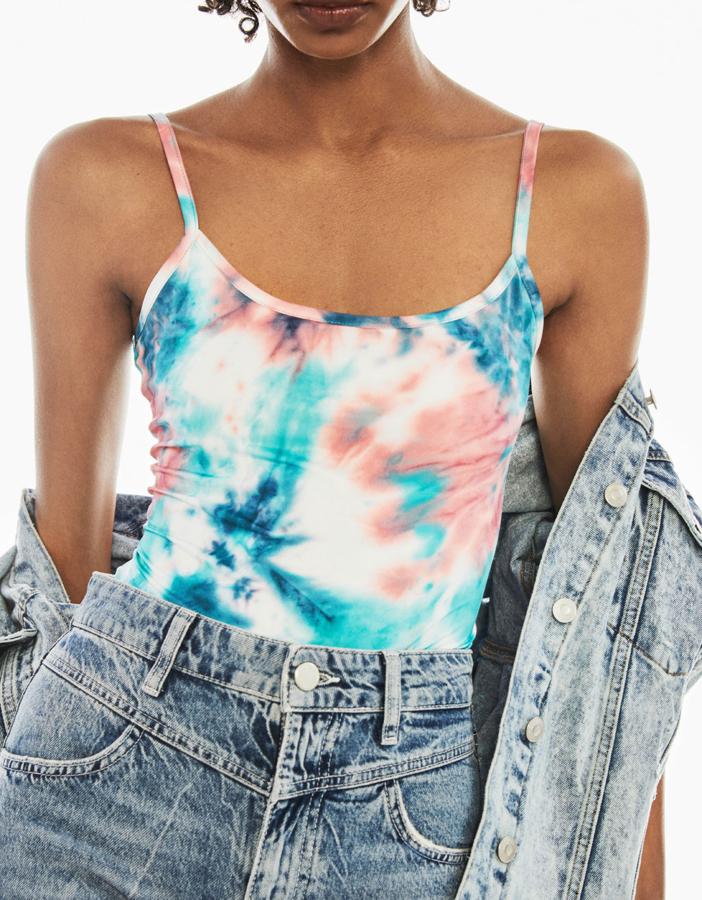 Body de tirantes con estampado Tie-Dye en tonos turquesa, 9,99 euros.