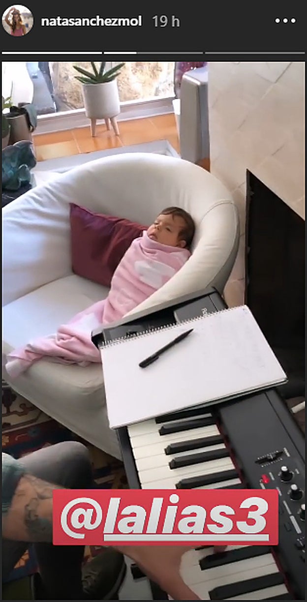 Víctor Elías tocando el piano a Lía, la hija de Natalia Sánchez.