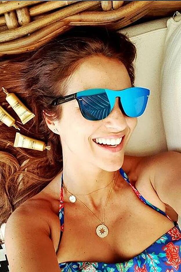 Paula Echevarría con bikini de Calzedonia y gafas de la firma Hawkers.