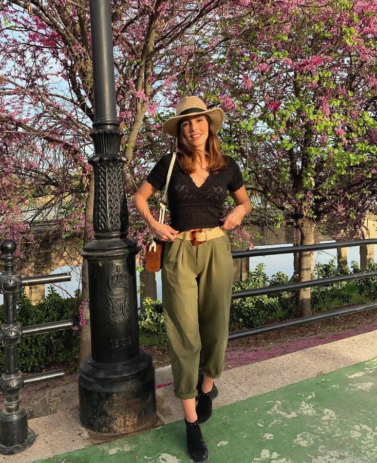 Las prendas de canalé o bordadas son otro de los imprescindibles de la primavera. Rocío Osorno combinó este top de canalé con unos pantalones de estilo bombacho. ¿El resultado? Otro look de 10 para la influencer.