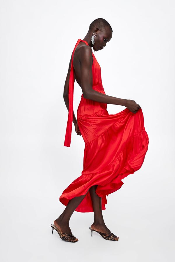 Vestido fluido con cuello halter, detalle de lazada y escote pronunciado en color rojo, 39,95 euros.