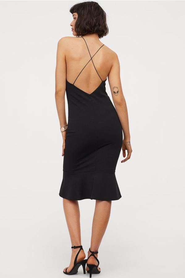 Vestido con espalda escotada y tirantes finos cruzados, 29,99 euros.