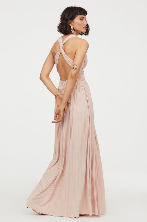 Vestido plisado largo en color beige empolvado, 59,99 euros.