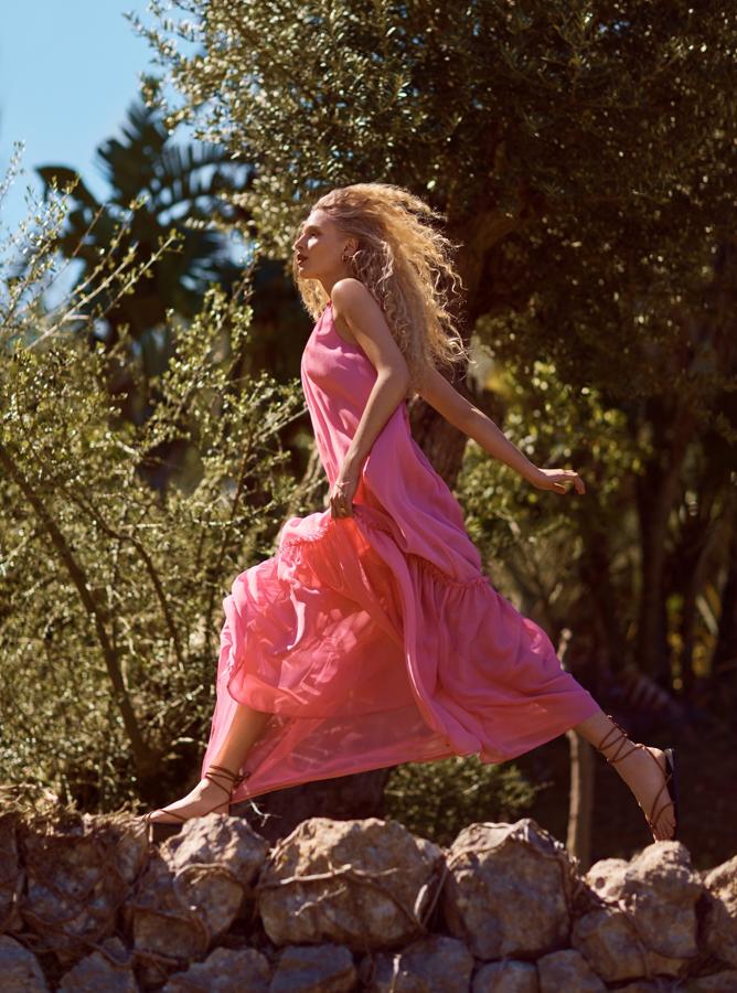 Este maxi vestido rosa fucsia con volante en la falda será tu mejor aliado para las grandes citas de la primavera verano 2019. Es de Mango y cuesta 69.99 euros.