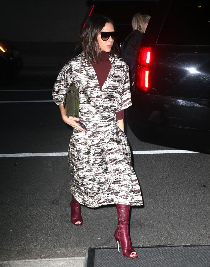 Pocas veces se anima con los estampados y debería hacerlo porque le sientan así de bien. Además, este look lo combina con sus botas favoritas, estas de puntera al aire. Un modelo curioso al que  no tardaron en salirle copias en el "low cost" .