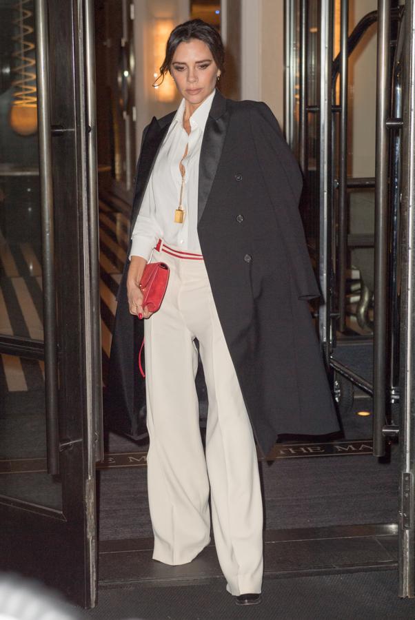 El blanco y negro nunca falla en sus looks. Eso sí, un toque de rojo (su color favorito fuera de esta combinación) no falta casi nunca.