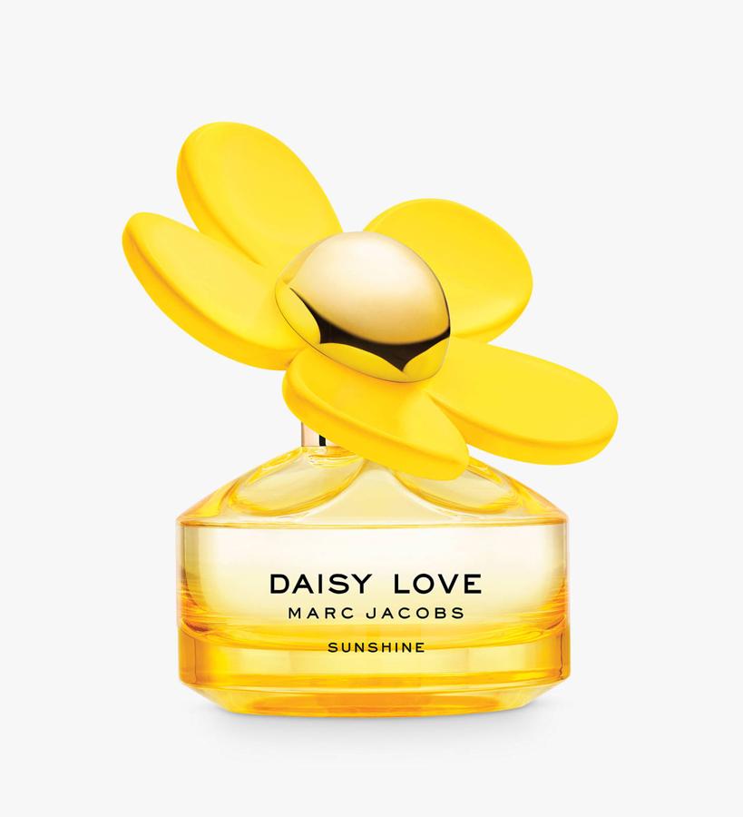 Floral y frutal, esta nueva aportación a la colección Daisy del diseñador aparece con un alegre y vivo color amarillo, en representación a los rayos de sol, a los largos días de verano y al optimismo y felicidad que transmite esta estación del año. En esta ocasión se compone únicamente por tres notas olfativas: la fresa blanca aporta un tono afrutado y dulce, la caléndula es la encargada de dar vida a su corazón floral y las cálidas maderas blancas son las encargadas de finalizar. (Eau de Toilette; 64 €).