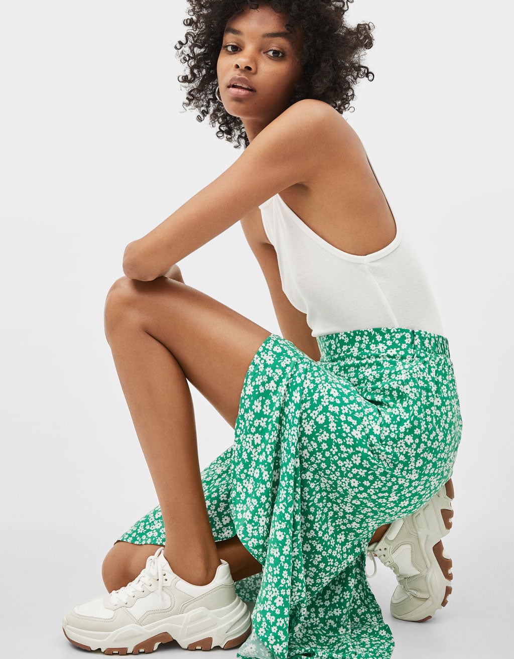 Falda midi anudada con estampado floral: 19,99 euros en Bershka. Disponible en más colores.