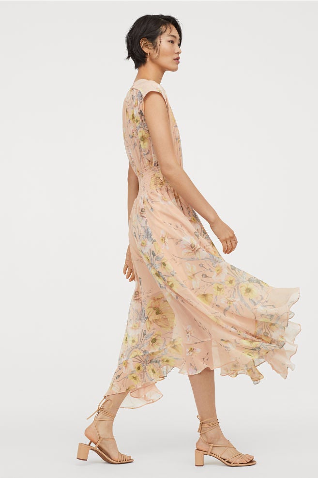 Vestido de gasa con fruncido y escote en V: 19,99 euros en H&M.