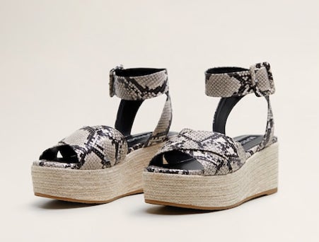 Sandalias de esparto con plataforma y efecto piel de serpiente: 39,99 euros en Mango.