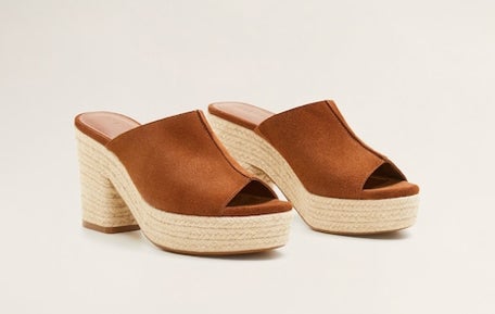 Zueco de piel con tacón de casi 10 centímetros: 39,99 euros en Mango.