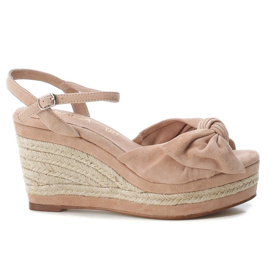 La firma Carmela se caracteriza por hacer un calzado artesanal "made in Spain". Este es uno de sus modelos de sandalias de esparto con cuña de 9 centímetros (59,95 euros).