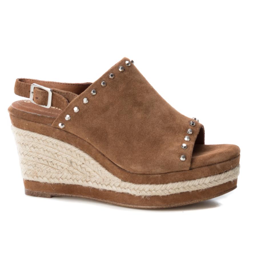 De ante, con abertura en la parte de los dedos y detalles de tachuelas. Otro modelo hecho en España de la firma Carmela (59,95 euros).