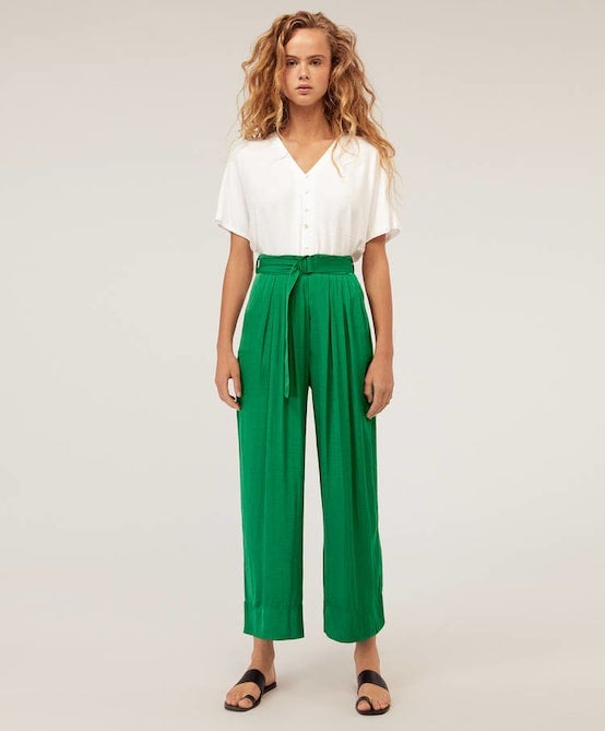 Pantalón ancho satinado en color verde de Oysho: 25,99 euros.