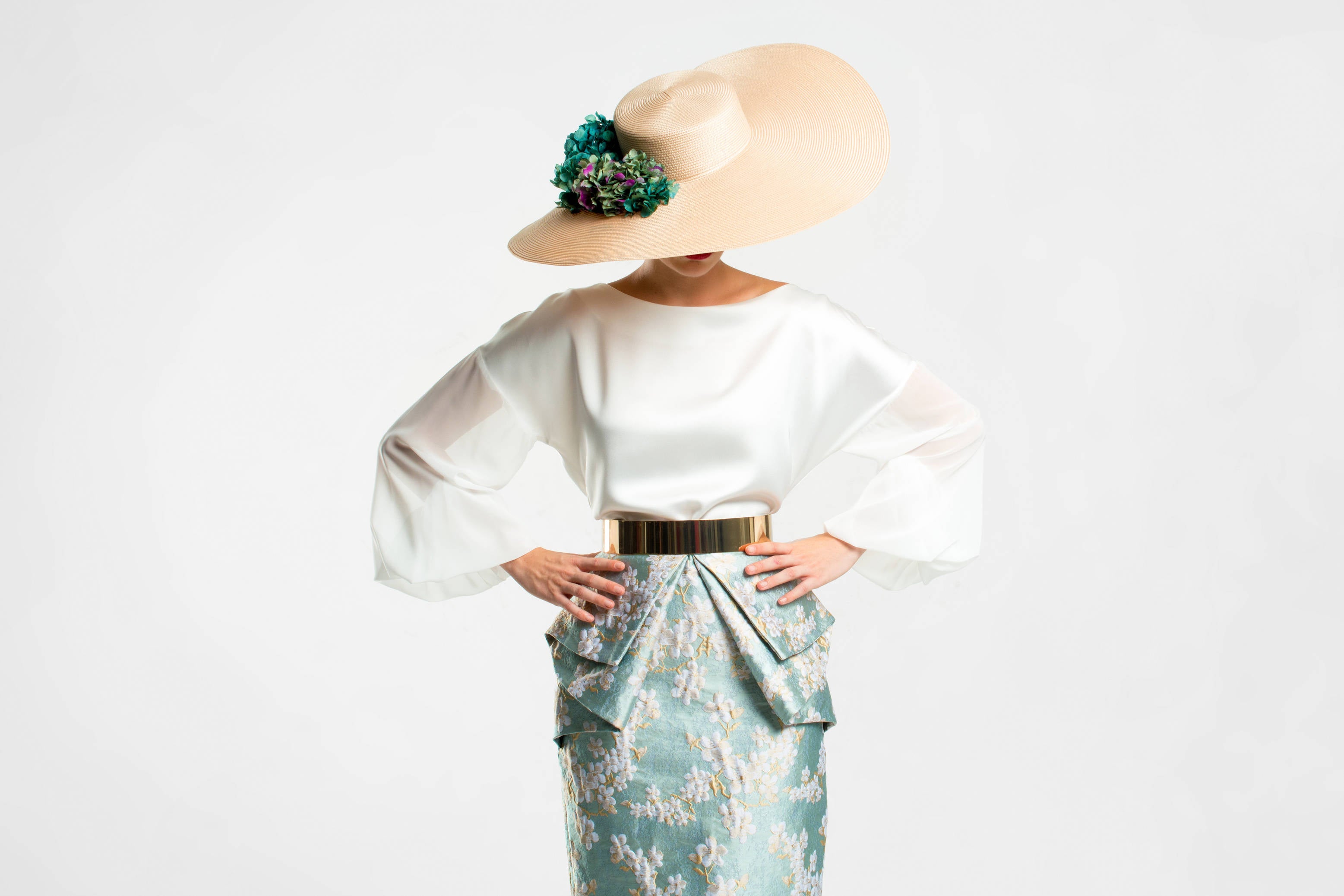 Con la temporada de bodas en pleno auge seguro que una pamela o un tocado le hace falta. En Gloria Velázquez hemos encontrado los  mejores tocados  del momento. La pamela de la imagen cuesta 179 euros.