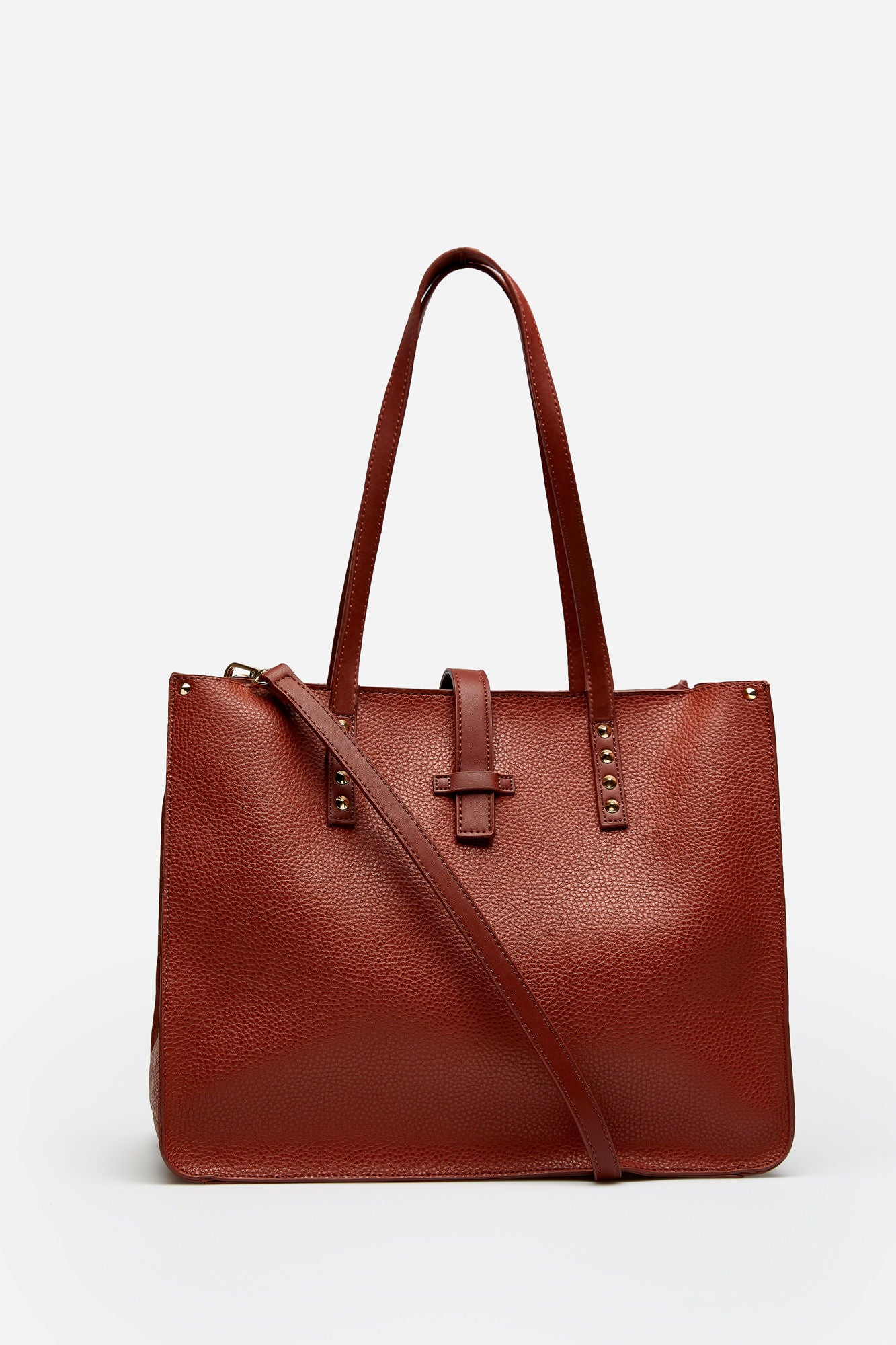 ¿Quién no necesita constantemente bolsos? Este de Springfield nos parece ideal por su color y tamaño. Está disponible por 26,99 euros.