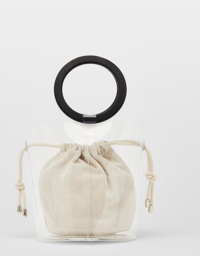 Bolso de vinilo en color beige con asas rígidas circulares. (BERSHKA: 22,99 euros)