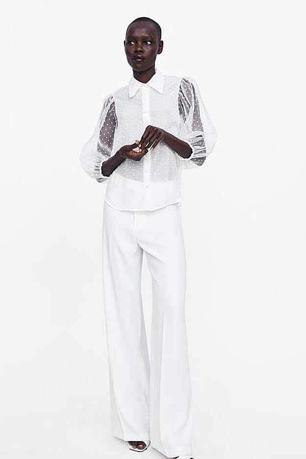Blusa blanca semitransparente de plumeti, de Zara.