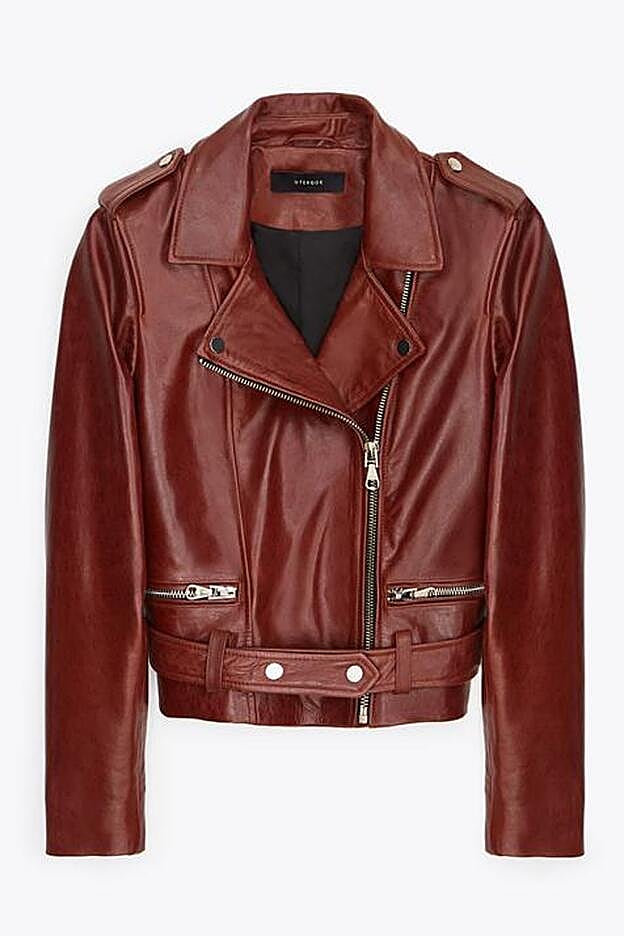 Cazadora de piel granate de Uterqüe. (259 euros).