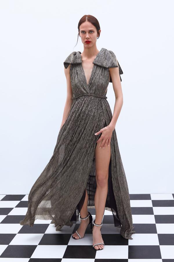 Este es uno de los más espectaculares. De hilo metalizado y escote de vértido, con lazos en los hombros y un tejido plisado que no dejará a nadie indiferente (99,95 euros). Este es el único modelo de todos que está agotado y si lo quieres, tendrás que apuntarte a la lista de espera.