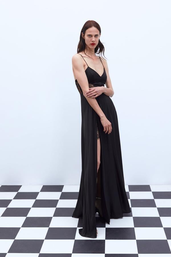Este es el vestido más lencero de todos. Con detalles de encaje que se dejan ver en las aberturas del vestido y en los laterales a la altura de la cintura (89,95 euros).