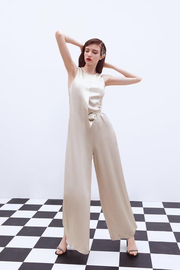 También de raso en color champagne, en este caso es un mono asimétrico que se ajusta al cuerpo con un cinturón (69,95 euros).