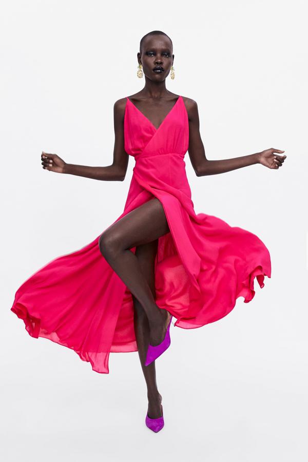 Fucsia, cruzado y con escote de pico de vértigo. Uno de los más favorecedores de la colección (89,95 euros). n Zara loc ombinan con otro tono maravilloso en los zapatos, el morado. ¿Te gusta el mix?