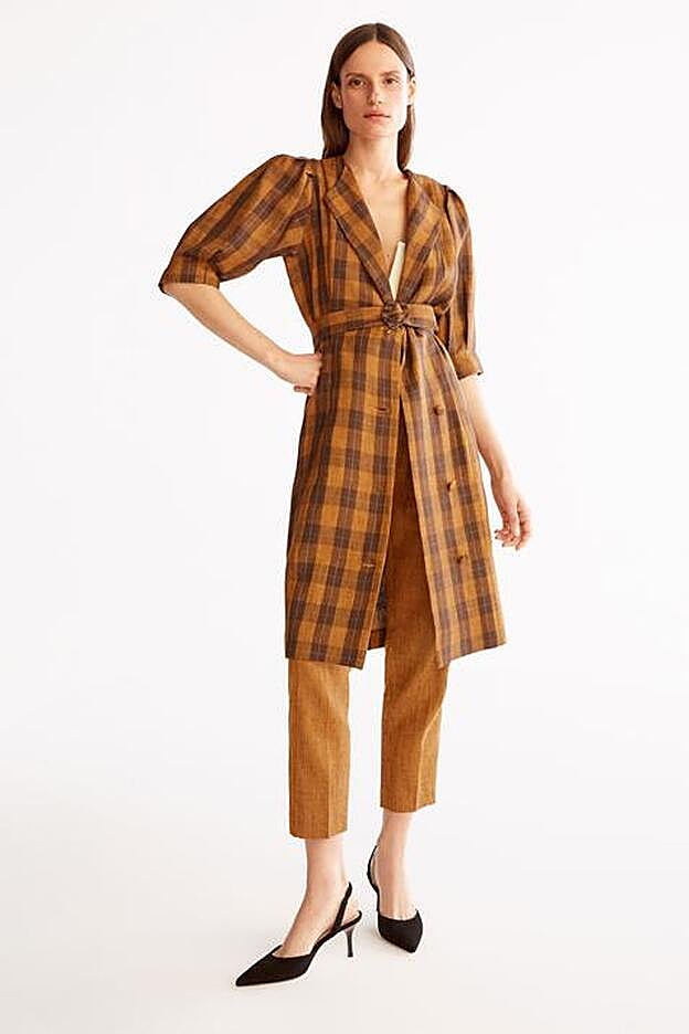 Vestido de Uterqüe de lino, con estampado de cuadros, 159 euros.