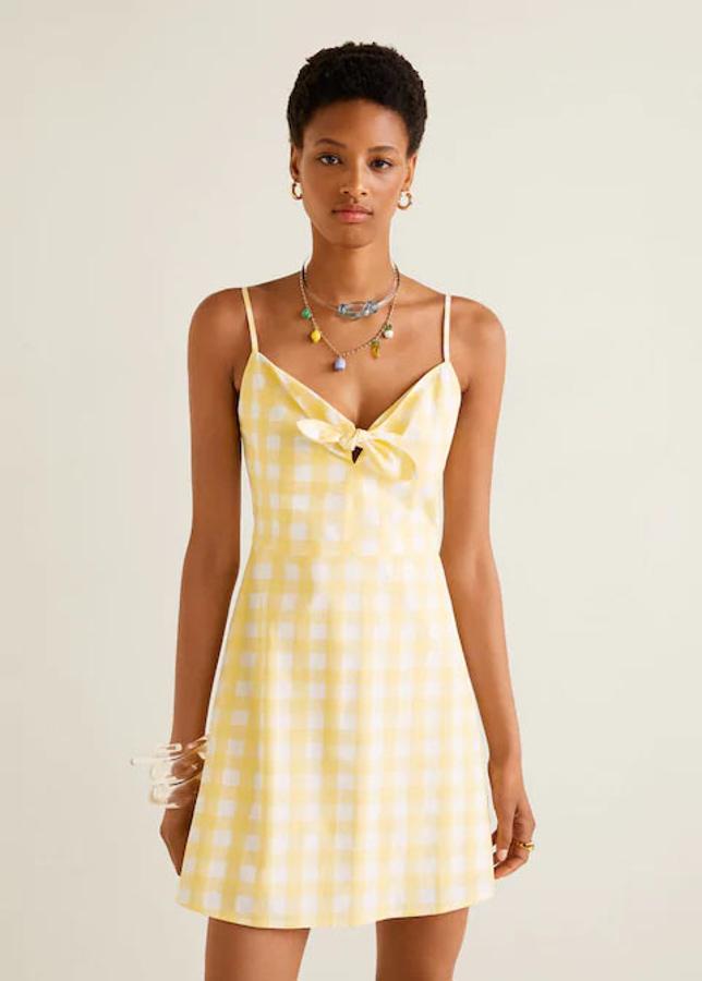 Vestido de cuadros vichy con detalle de lazo, 29,99 euros.