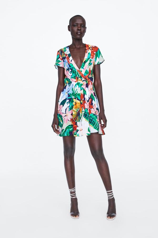 Vestido corto con estampado floral multicolor y manga corta, 29,95 euros.