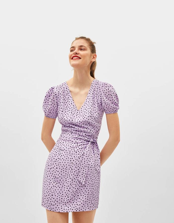 Vestido de lunares con lazada en color morado, 25,99 euros.
