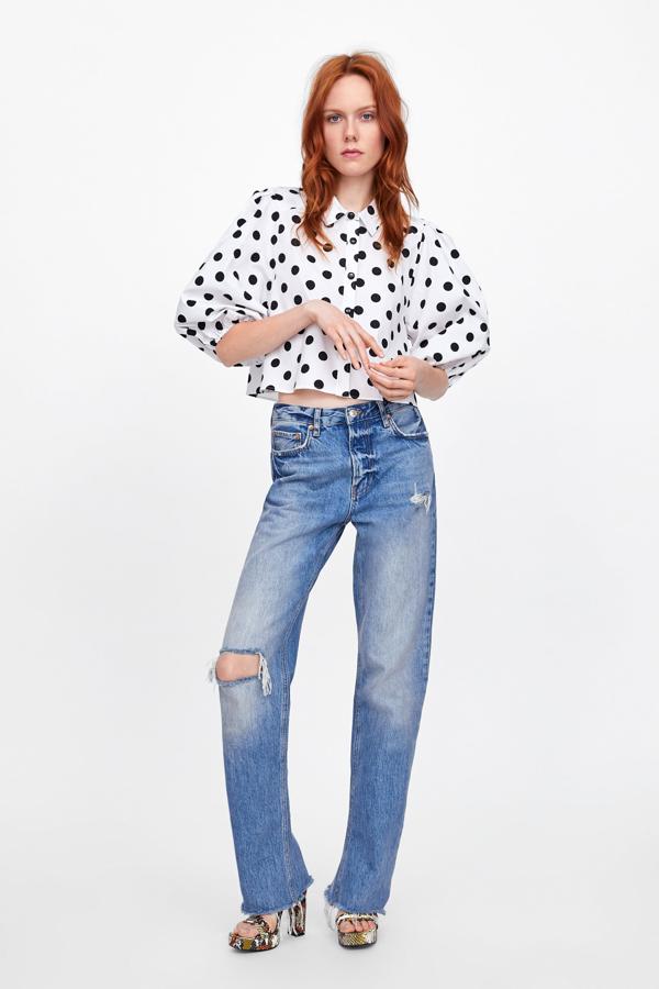 En el buque insignia de Inditex hay muchos lunares para elegir. Esta camisa es en blanco y negro, lleva vuelo en las mangas y botones redondos. Su precio es de 29,95 euros.