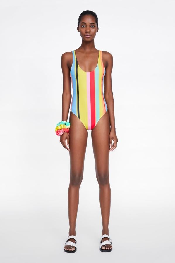 Ajustado y multicolor, es una opción 10 para llevar debajo de un caftán. De Zara, (19,95 euros).