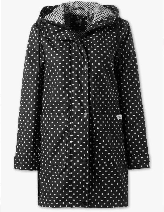 Chubasquero de material impermeable con tira de corchetes de arriba abajo, dos bolsillos ribeteado, puño de ancho ajustable con corchete y raja lateral en el bajo (C&A, 24,90 euros).