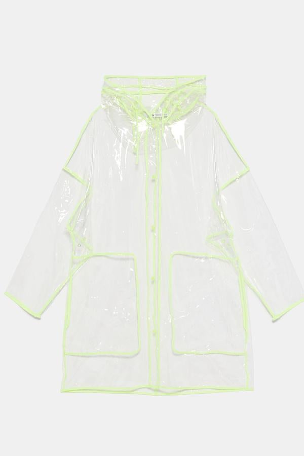 Chubasquero con capucha ajustable y manga larga. Bolsillos de plastrón en frontal, detalle de vivos a contraste y cierre delantero con botones a presión (Zara, 29,95 euros).