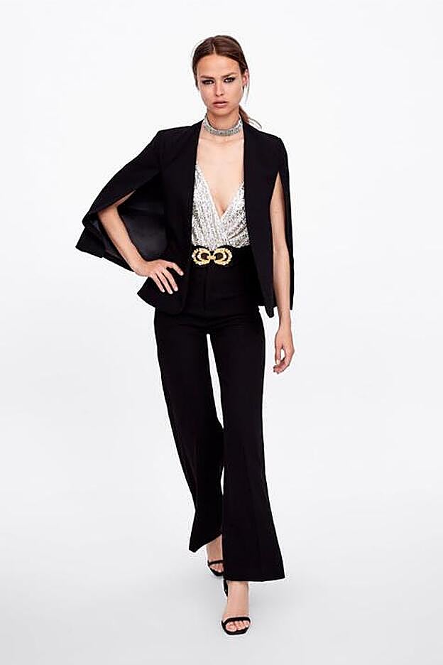 Este conjunto de chaqueta tipo capa y pantalones de pernera ancha será tu salvación para los looks de invitada.